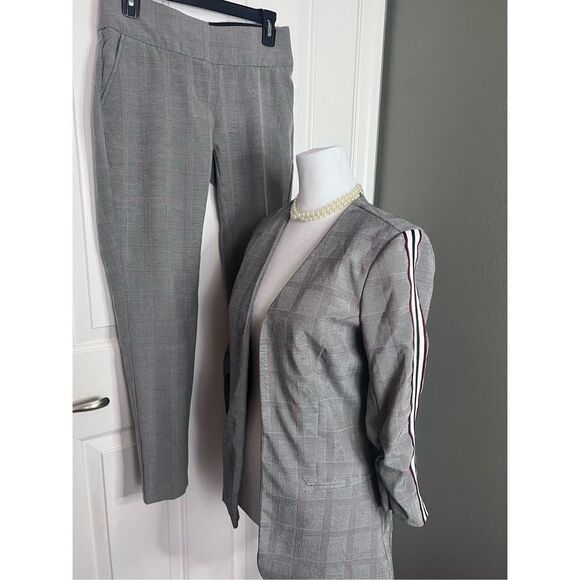 XOXO 2 piece pinstriped blazer and pants size small - Picture 1 of 11